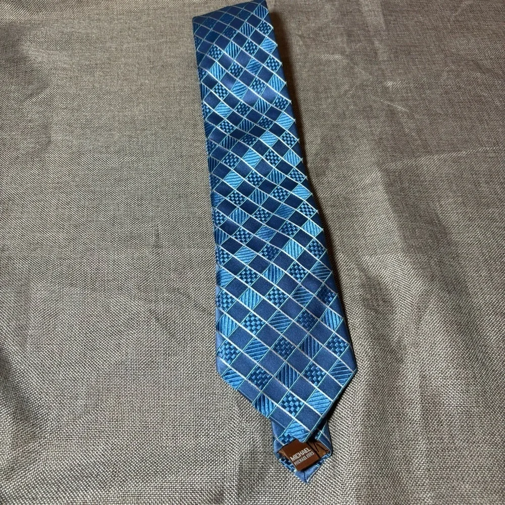2/$30 Michael Michael Kors 100% Silk Men’s Light Blue Diamond Print Tie
